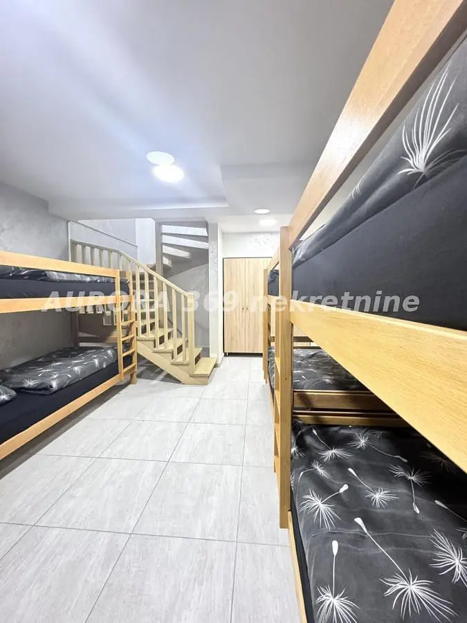 Chambre d'enfant; parquet, carrelage, lumière naturelle