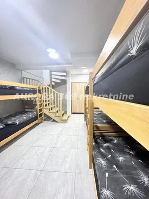 Chambre d'enfant; parquet, carrelage, lumière naturelle