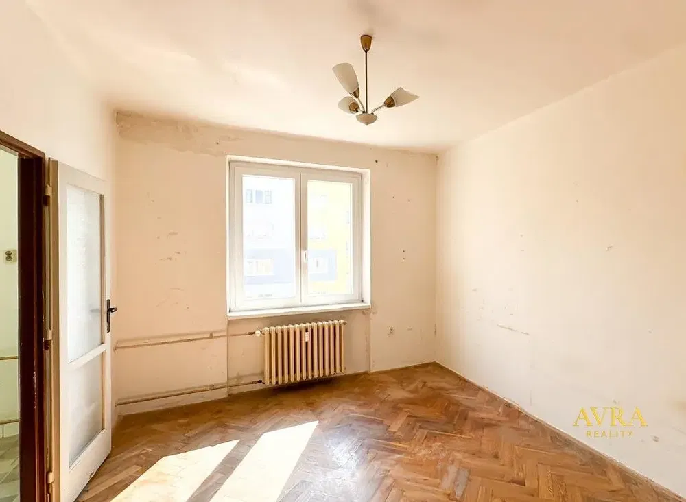Woonkamer; houten vloer, natuurlijk licht, renovatie nodig