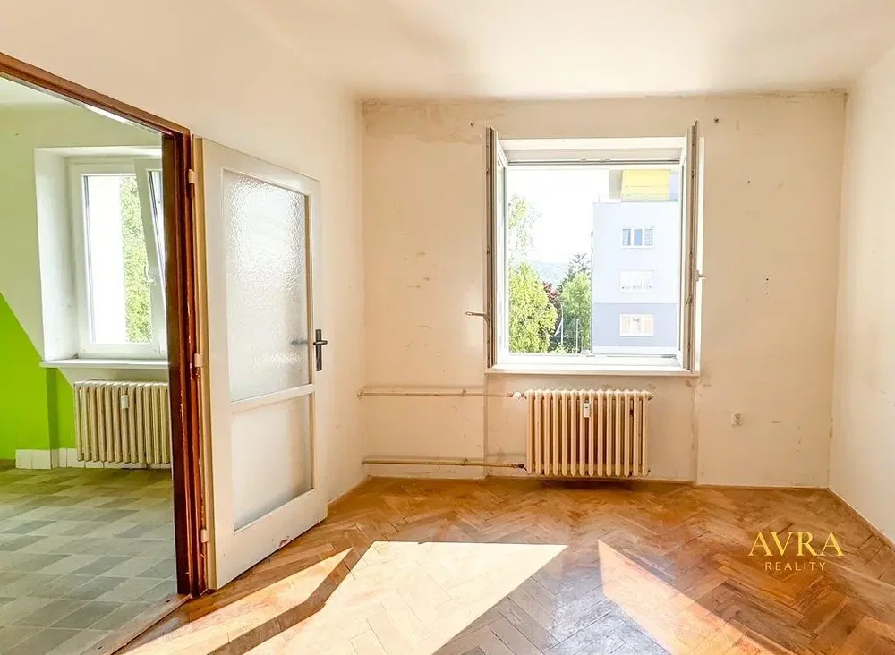 Woonkamer; renovatie nodig, houten vloer, natuurlijk licht, uitzicht