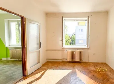 Woonkamer; renovatie nodig, houten vloer, natuurlijk licht, uitzicht
