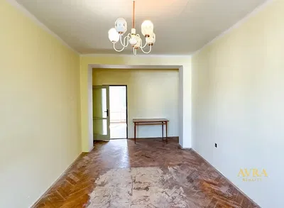 Woonkamer; natuurlijk licht, renovatie nodig