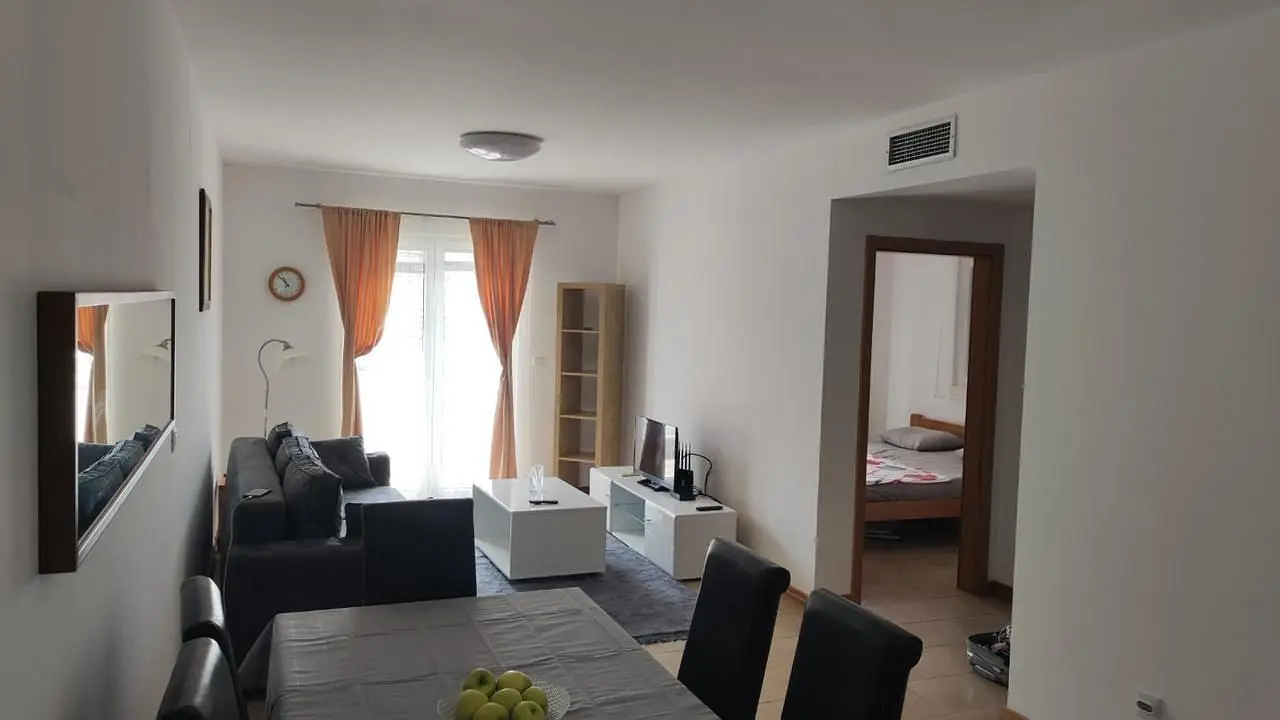 Wohnzimmer; tageslicht, fliesenboden