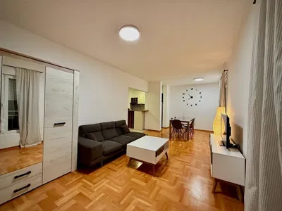 Wohnzimmer; tageslicht, moderner stil, holzboden