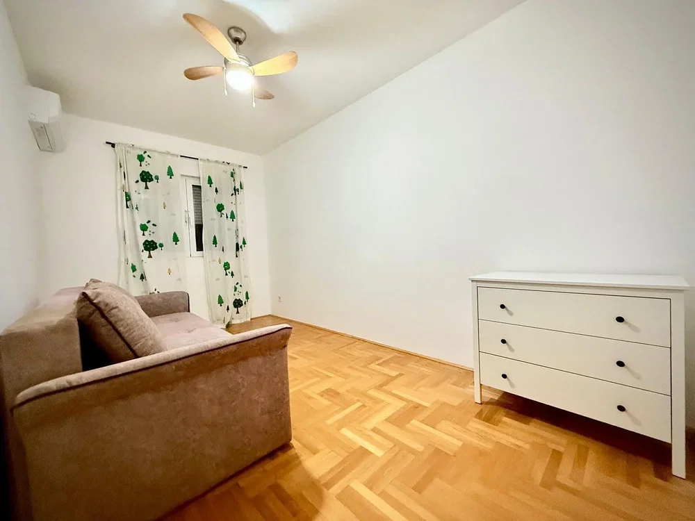 Wohnzimmer; holzboden, tageslicht