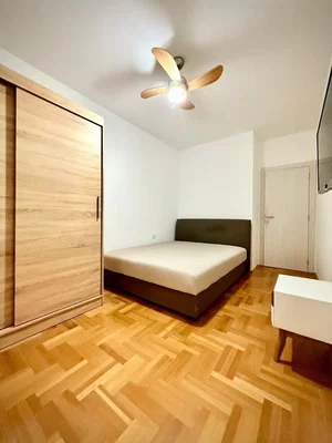Schlafzimmer; holzboden, tageslicht