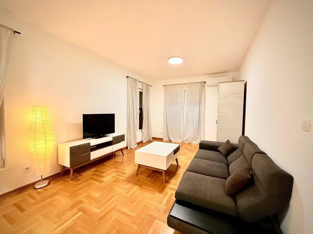 Wohnzimmer; holzboden, tageslicht