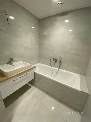 Badezimmer; fliesenboden, renoviert, tageslicht, moderner stil