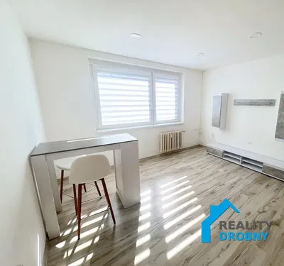 Wohnzimmer; tageslicht, moderner stil, holzboden