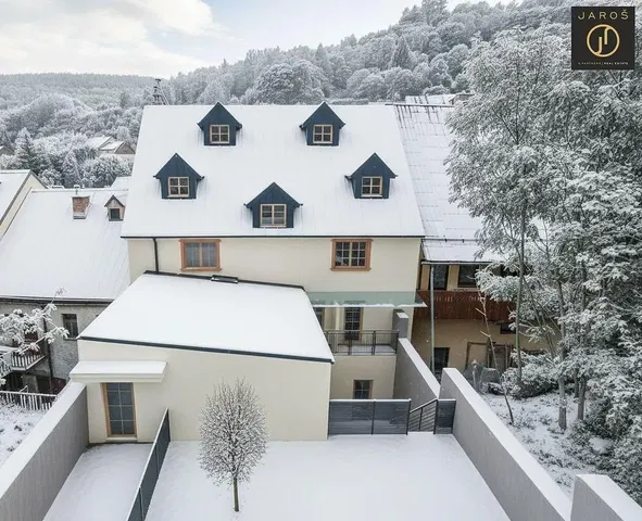 Maison et environs; vue