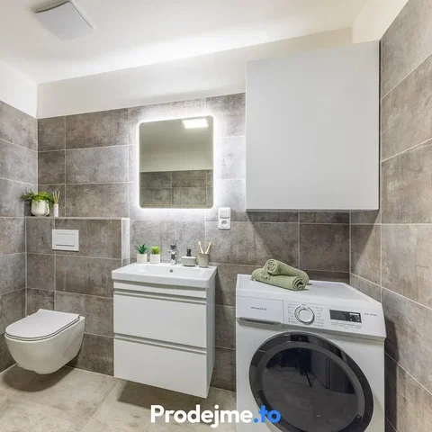 Toilette; fliesenboden, renoviert, tageslicht, moderner stil