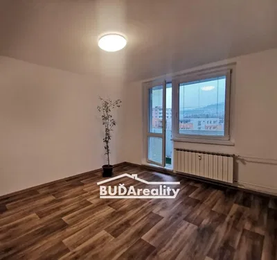 Oturma odası; ahşap zemin, manzara, doğal ışık