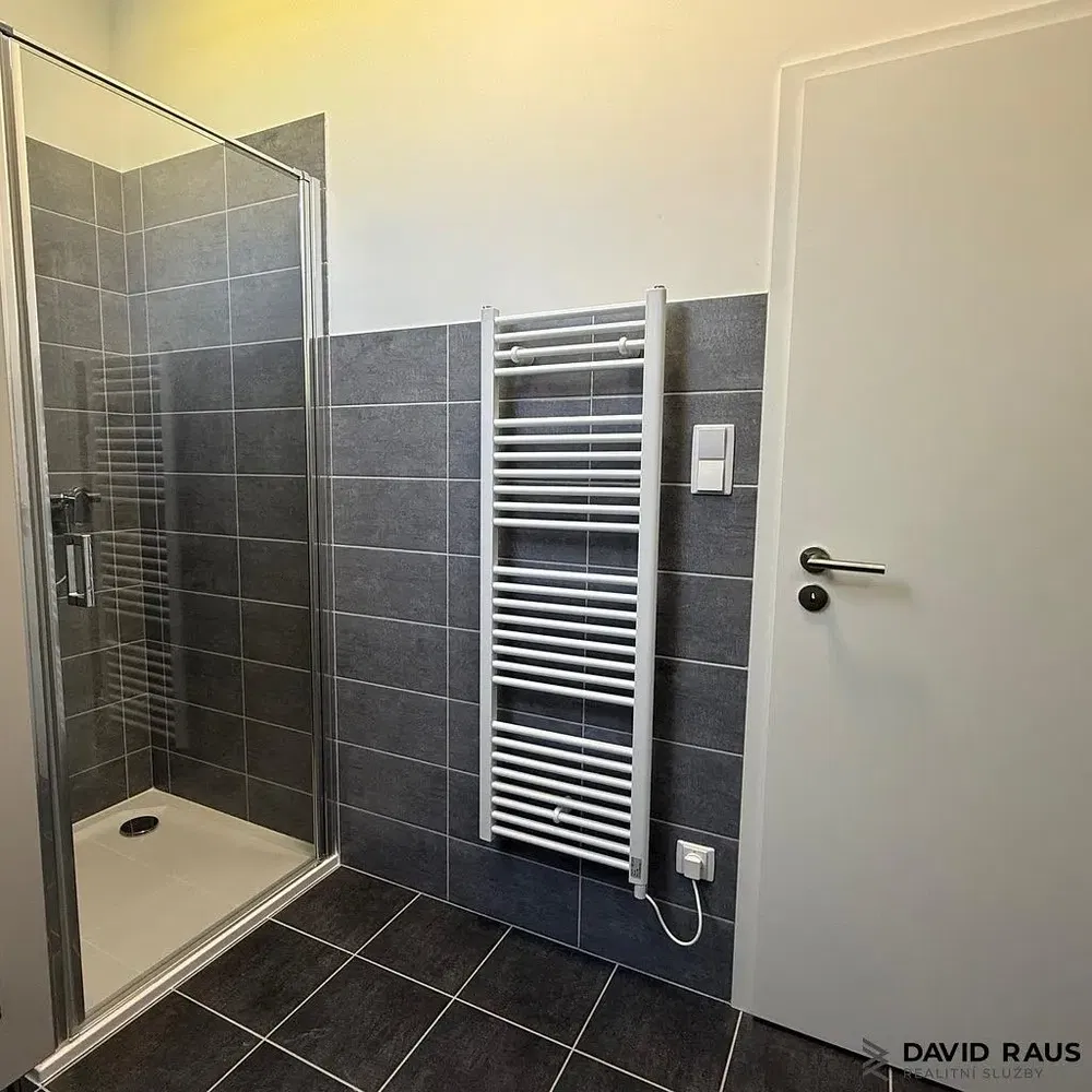 Badezimmer; fliesenboden, renoviert, tageslicht, moderner stil