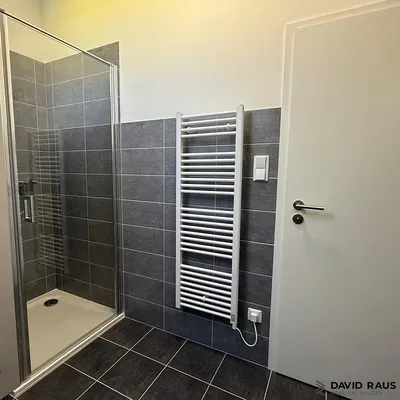 Badezimmer; fliesenboden, renoviert, tageslicht, moderner stil