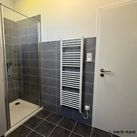 Kúpeľňa; dlažba, po rekonštrukcii, prirodzené svetlo, moderný štýl