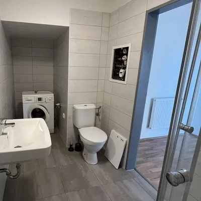 Toalet; pločice, prirodna svjetlost