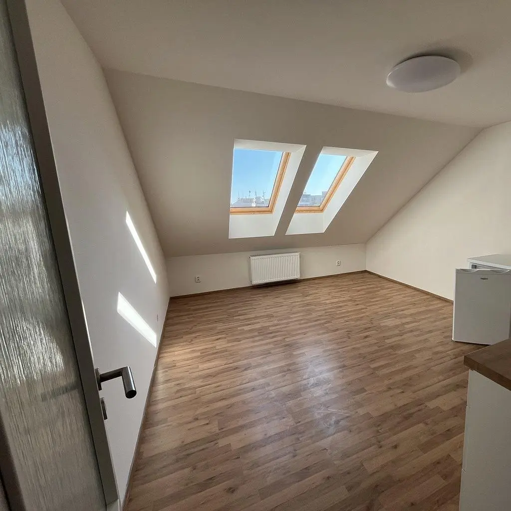 Dječja soba; drveni pod, prirodna svjetlost