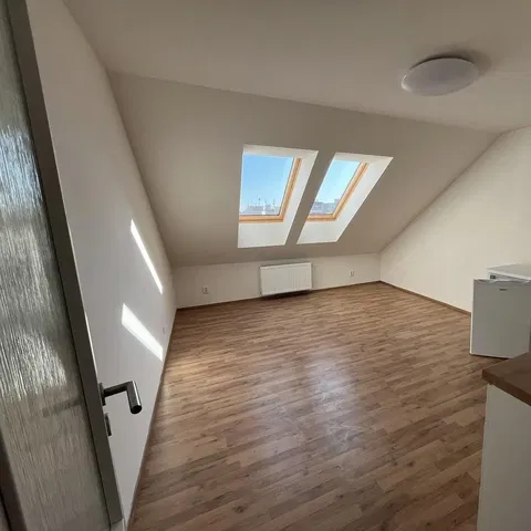 Detská izba; drevená podlaha, prirodzené svetlo