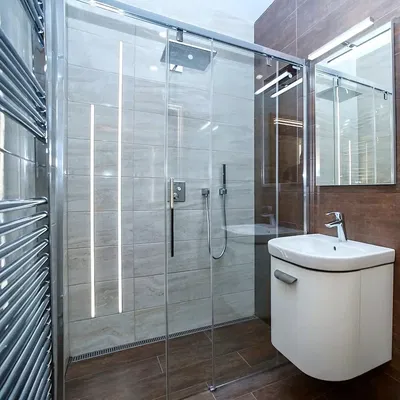 Badezimmer; fliesenboden, tageslicht, renoviert