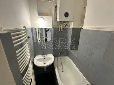 Banyo; su ısıtıcısı, fayans zemin, tadilatlı, doğal ışık, modern stil