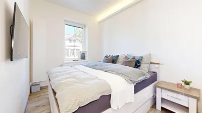 Slaapkamer; natuurlijk licht, houten vloer, moderne stijl