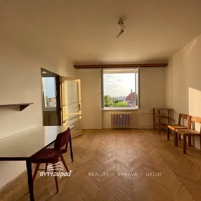 Dnevni boravak; pogled, drveni pod, prirodna svjetlost