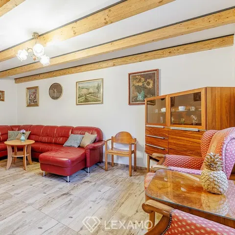 Дневна соба; дрвене греде, дрвени под, рустикални стил, природно светло