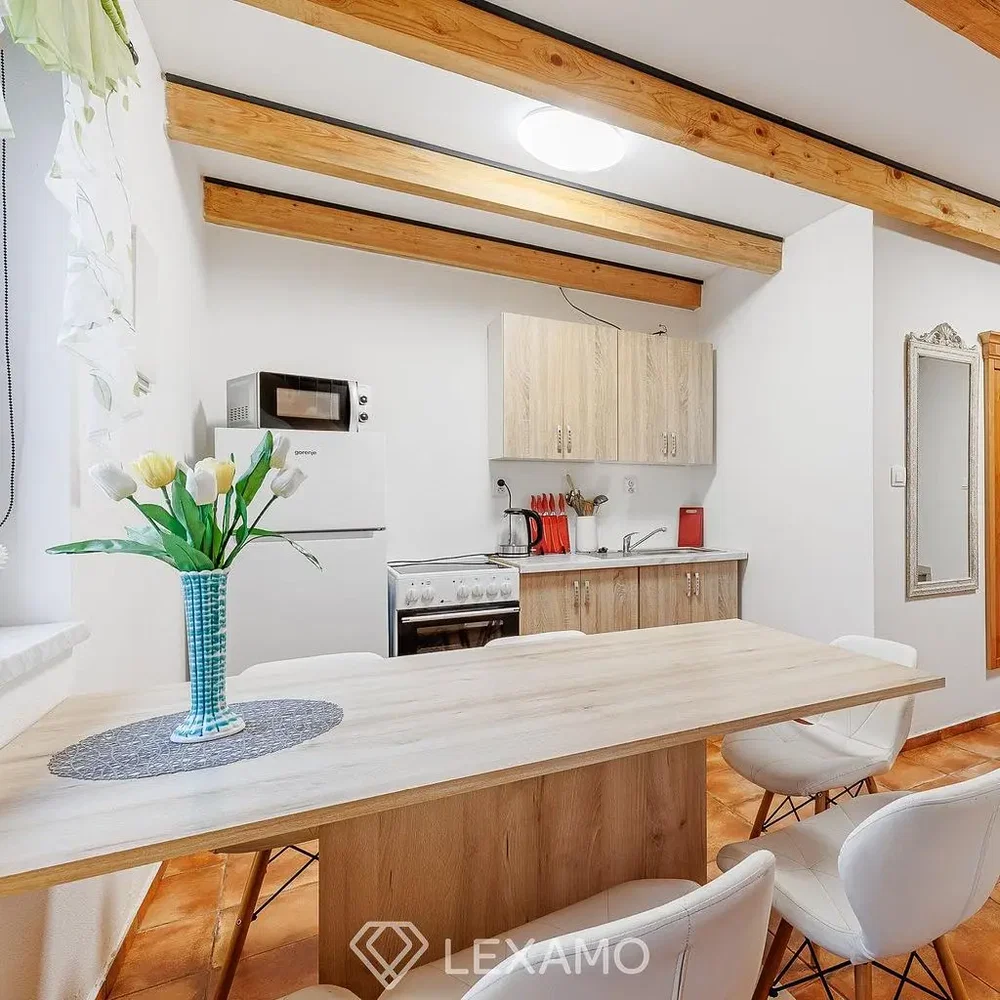 Küche; küchengeräte, holzbalken, moderner stil, tageslicht