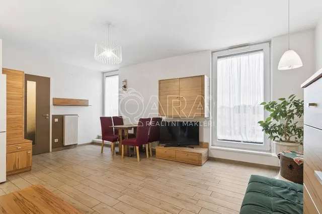 Wohnzimmer; fliesenboden, tageslicht