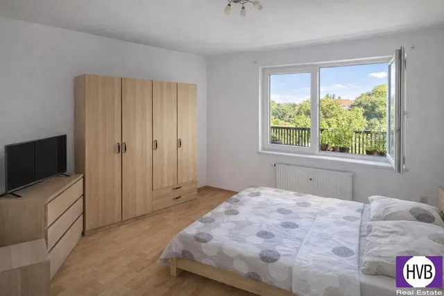 Chambre; vue, parquet, lumière naturelle