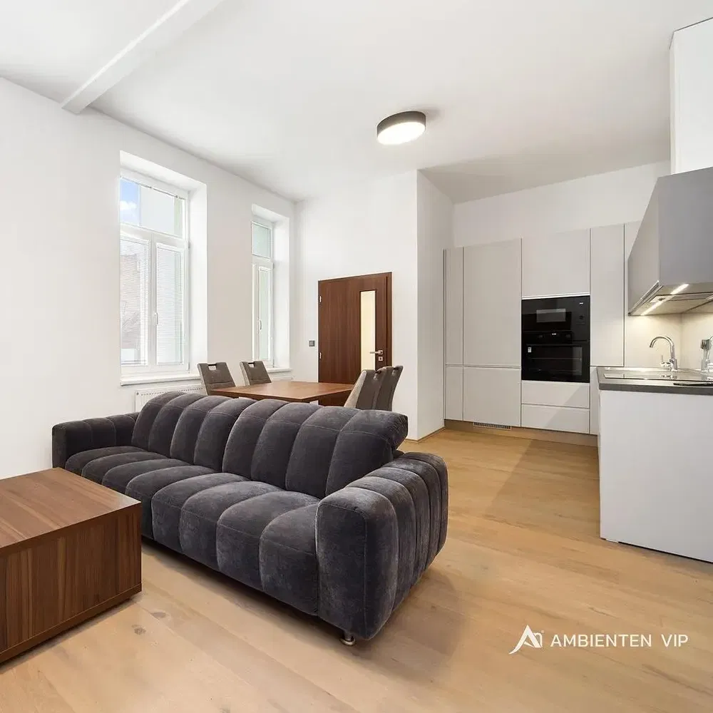 Soggiorno; elettrodomestici, luce naturale, stile moderno, pavimento in legno