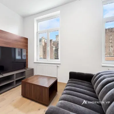 Soggiorno; vista, pavimento in legno, luce naturale, stile moderno