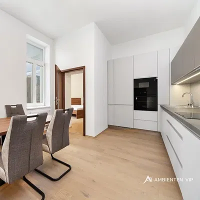 Cucina; elettrodomestici, pavimento in legno, luce naturale, stile moderno