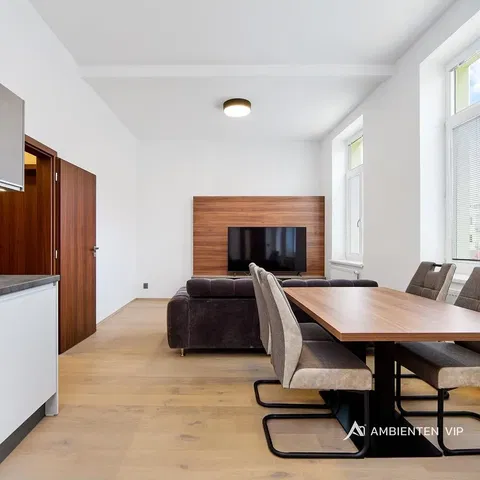 Dnevna soba; drveni pod, prirodno svjetlo, moderni stil