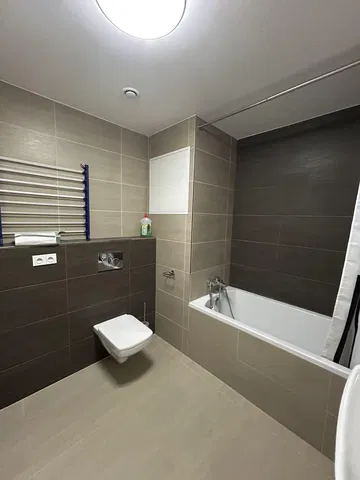 Salle de bain; carrelage, lumière naturelle, rénové