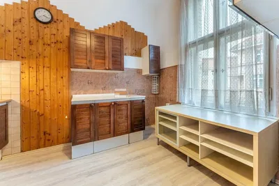 Mutfak; ahşap zemin, fayans zemin, ahşap kirişler, doğal ışık