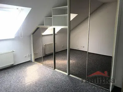 Schlafzimmer; tageslicht, holzboden