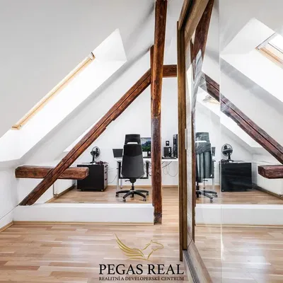 Kinderzimmer; holzbalken, holzboden, tageslicht