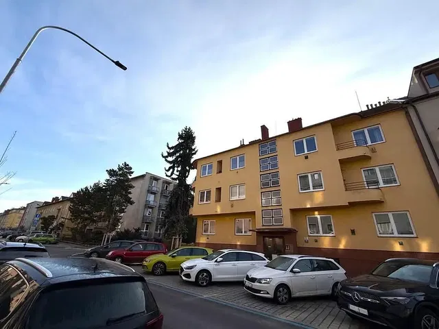 Kuća i okolina; pogled