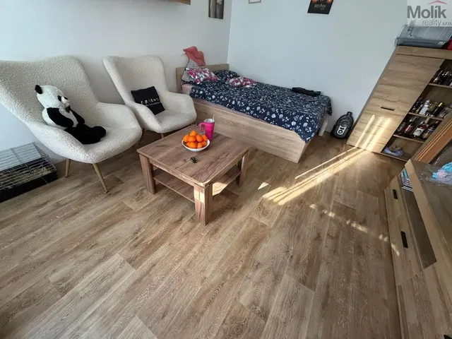Schlafzimmer; holzboden, tageslicht, moderner stil