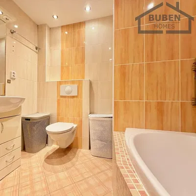 Badezimmer; fliesenboden, renoviert, tageslicht, moderner stil