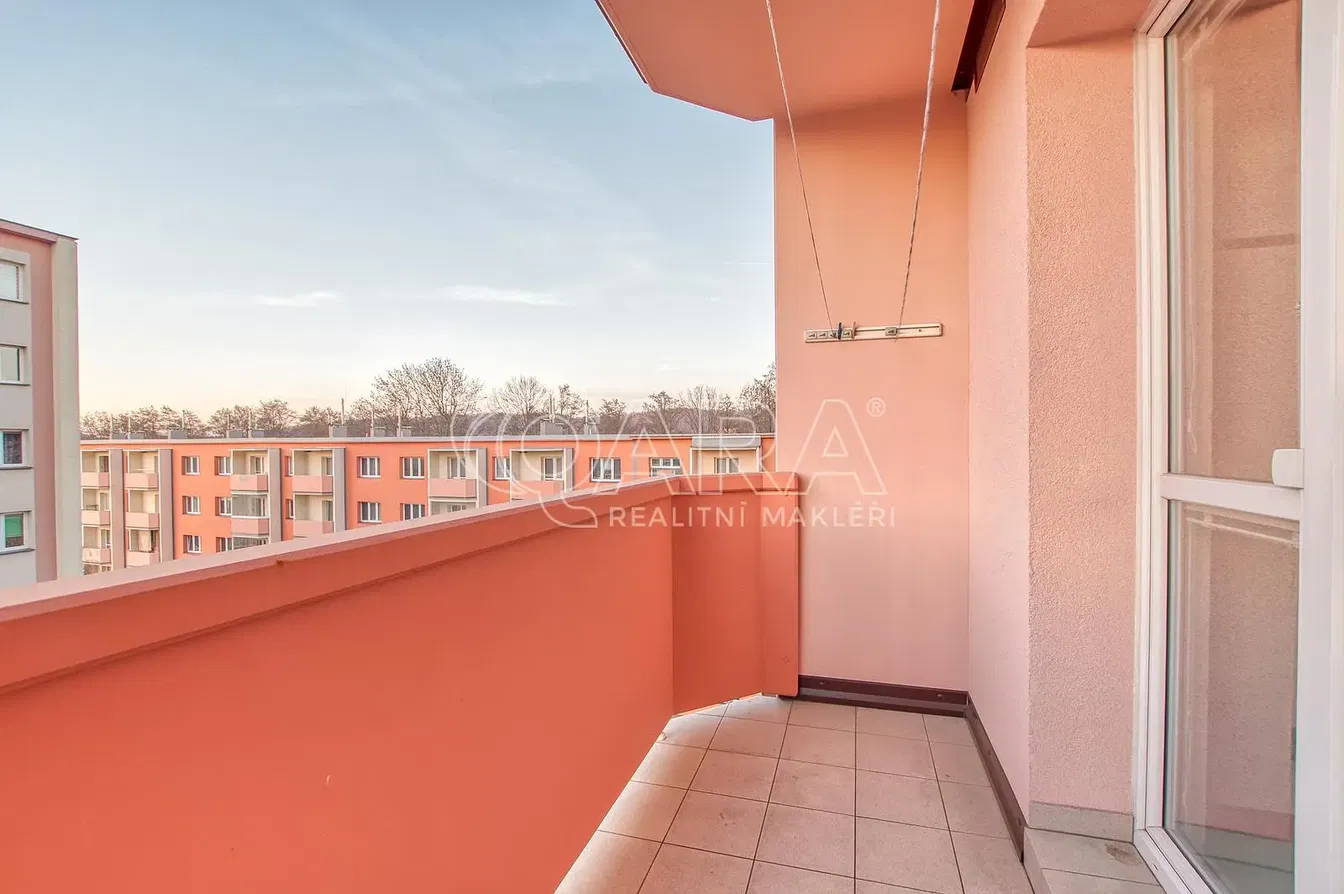 Balkon; dlažba, výhled