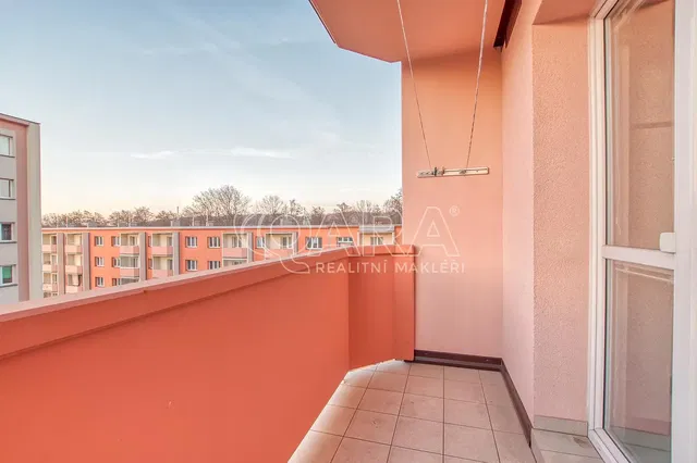 Balcone; pavimento in piastrelle, vista