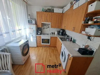 Kuhinja; kuhinjski aparati, pločice, drveni pod, prirodno svjetlo, moderni stil