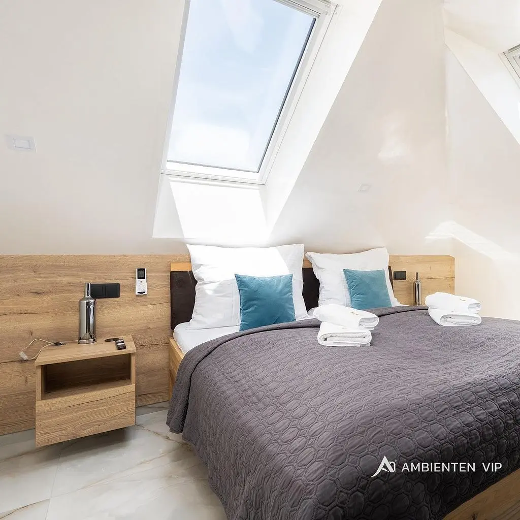 Spavaća soba; prirodno svjetlo, moderni stil