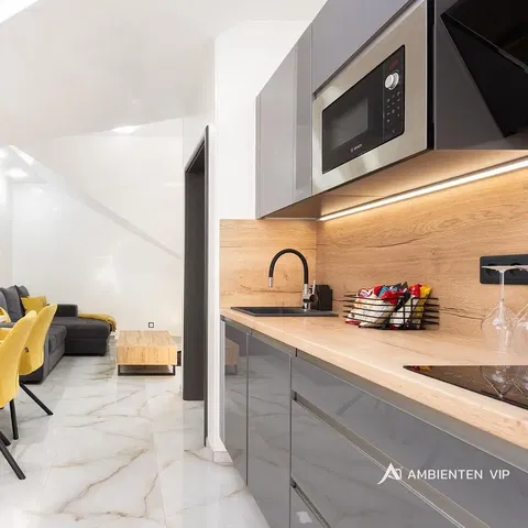 Kuhinja; kuhinjski aparati, moderni stil, pločice, prirodno svjetlo, renoviran