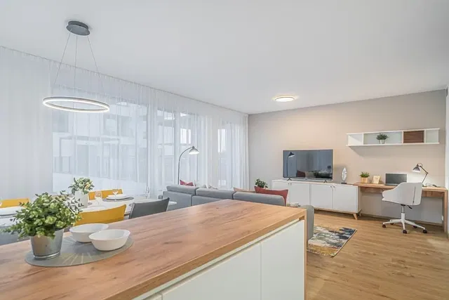 Wohnzimmer; tageslicht, moderner stil, holzboden