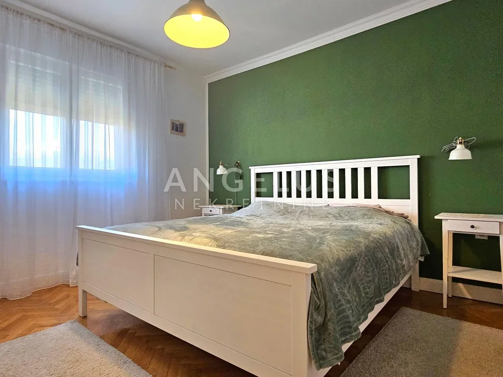 Спаваћа соба; дрвени под, природно светло