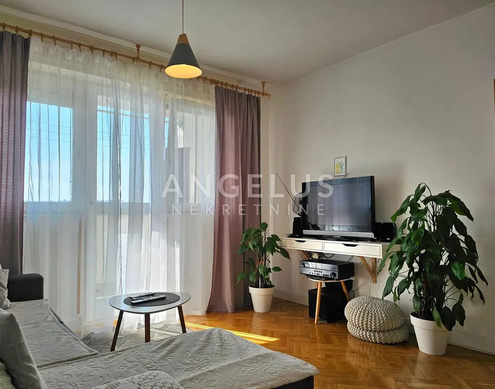 Дневна соба; поглед, природно светло