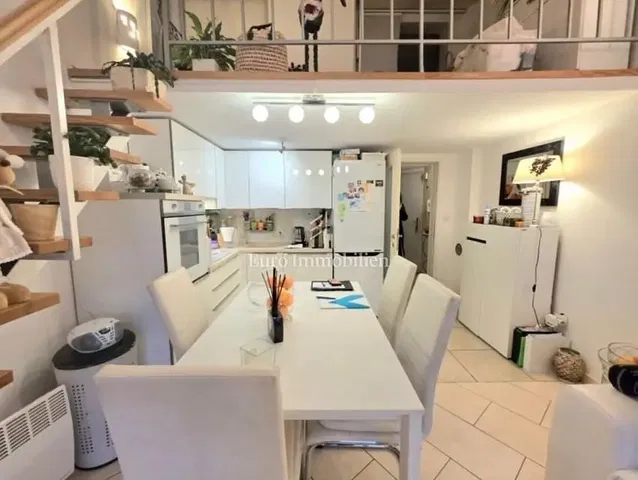 Кухиња; плочице, природно светло, модерни стил